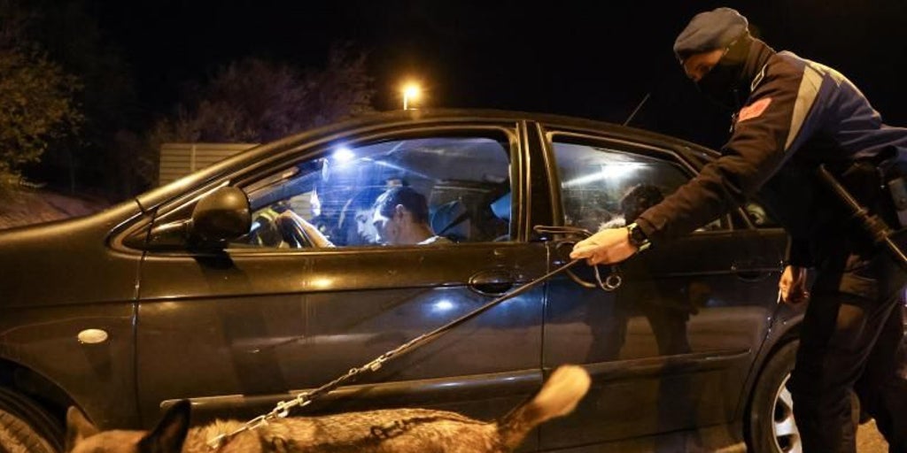 Alertan del riesgo de no poder multar el consumo de droga en coches aparcados: «¿Y si están junto a un colegio?»