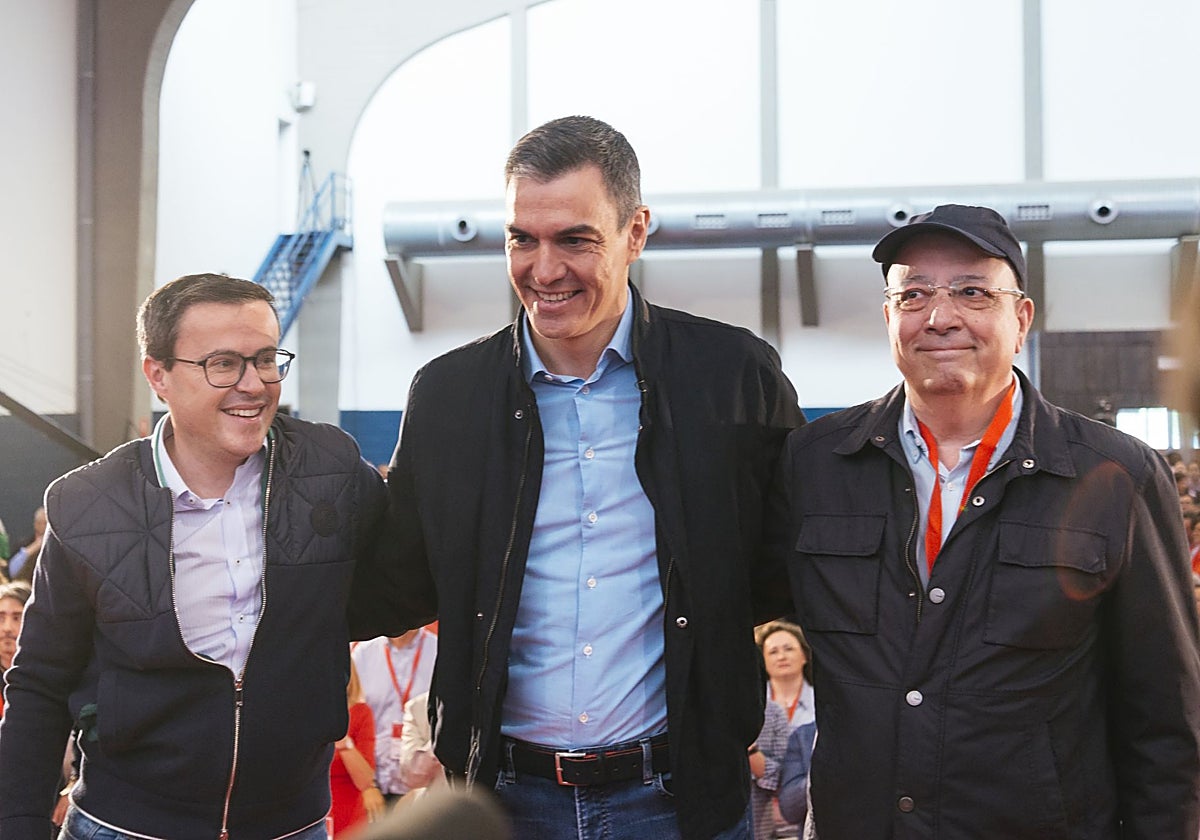El presidente del Gobierno, Pedro Sánchez, junto a Miguel Ángel Gallardo y Guillermo Fernández Vara