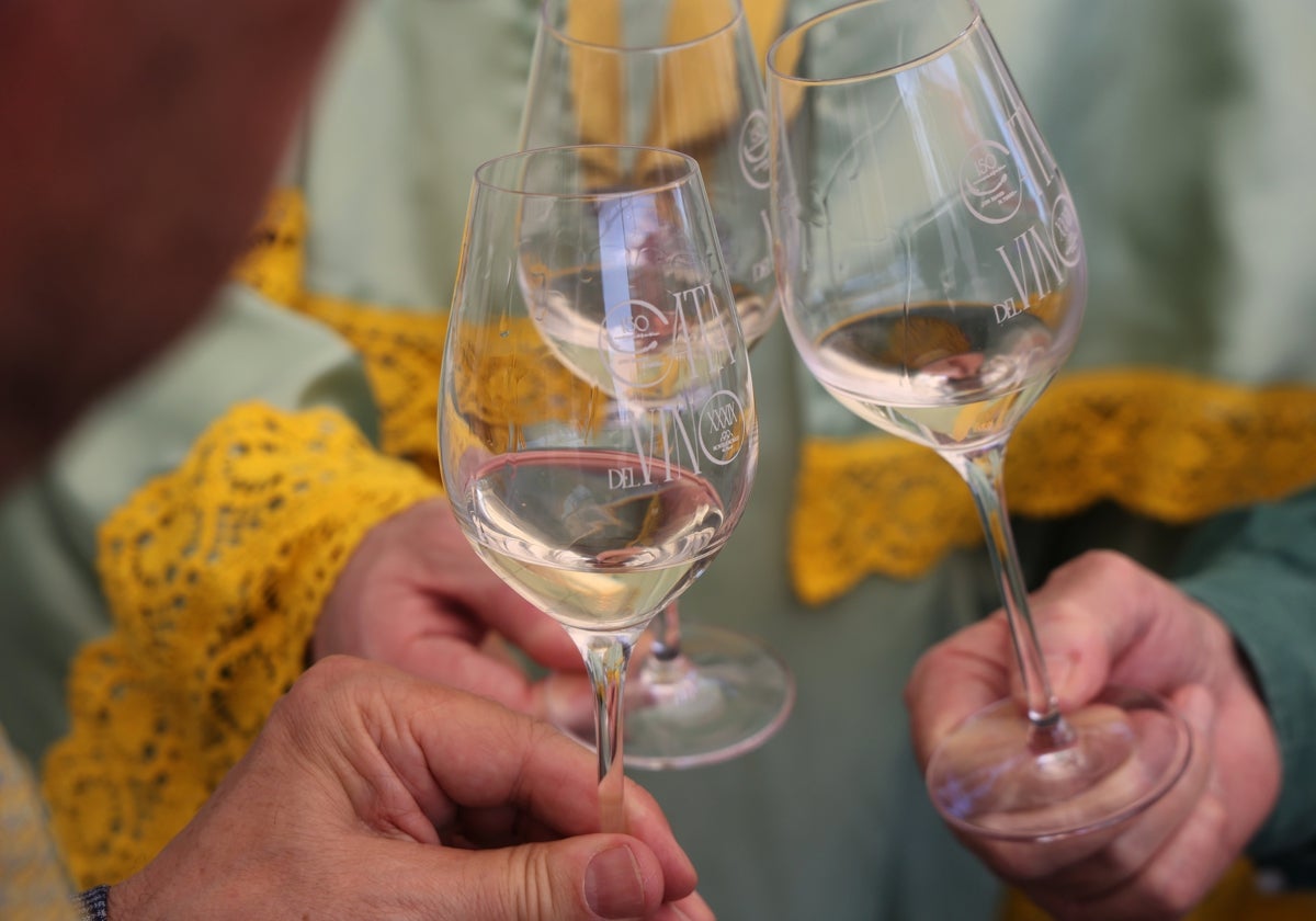 Brindis de tres asistentes a la última Cata del Vino Montilla-Moriles en Córdoba