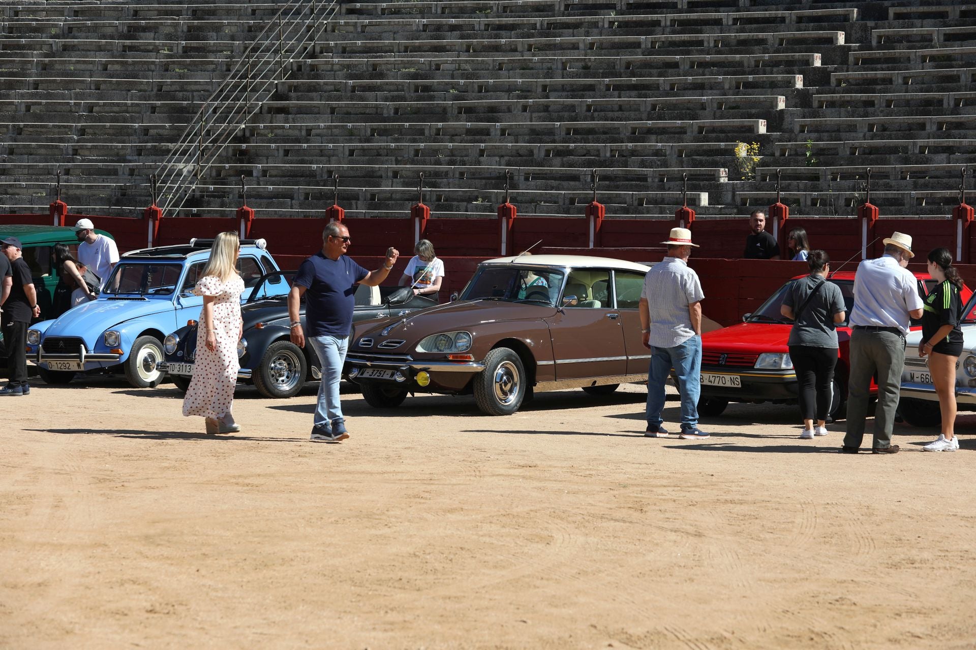 Más de cien coches clásicos se exhiben en Toledo a beneficio de Apanas