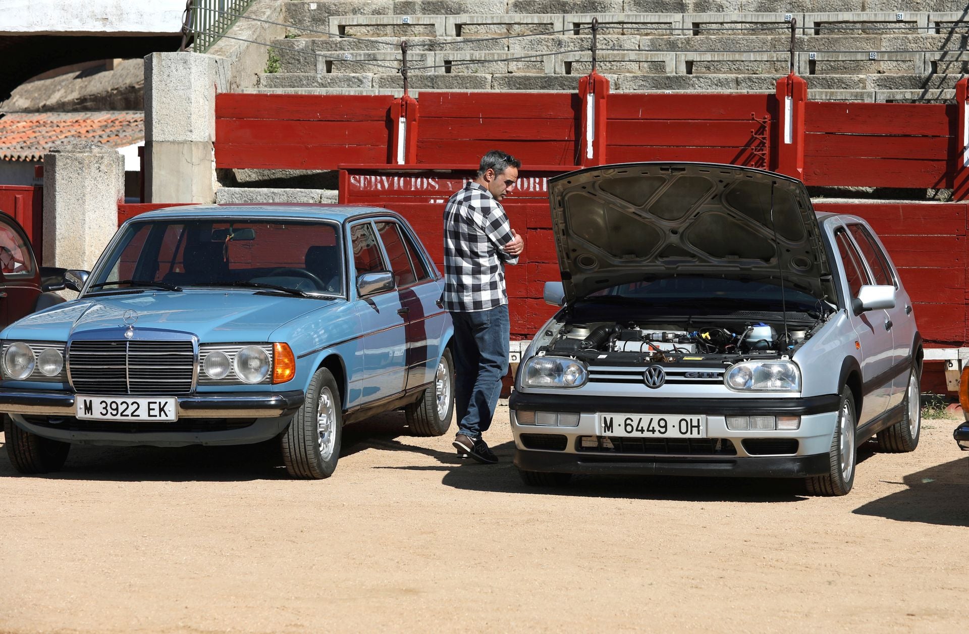 Más de cien coches clásicos se exhiben en Toledo a beneficio de Apanas