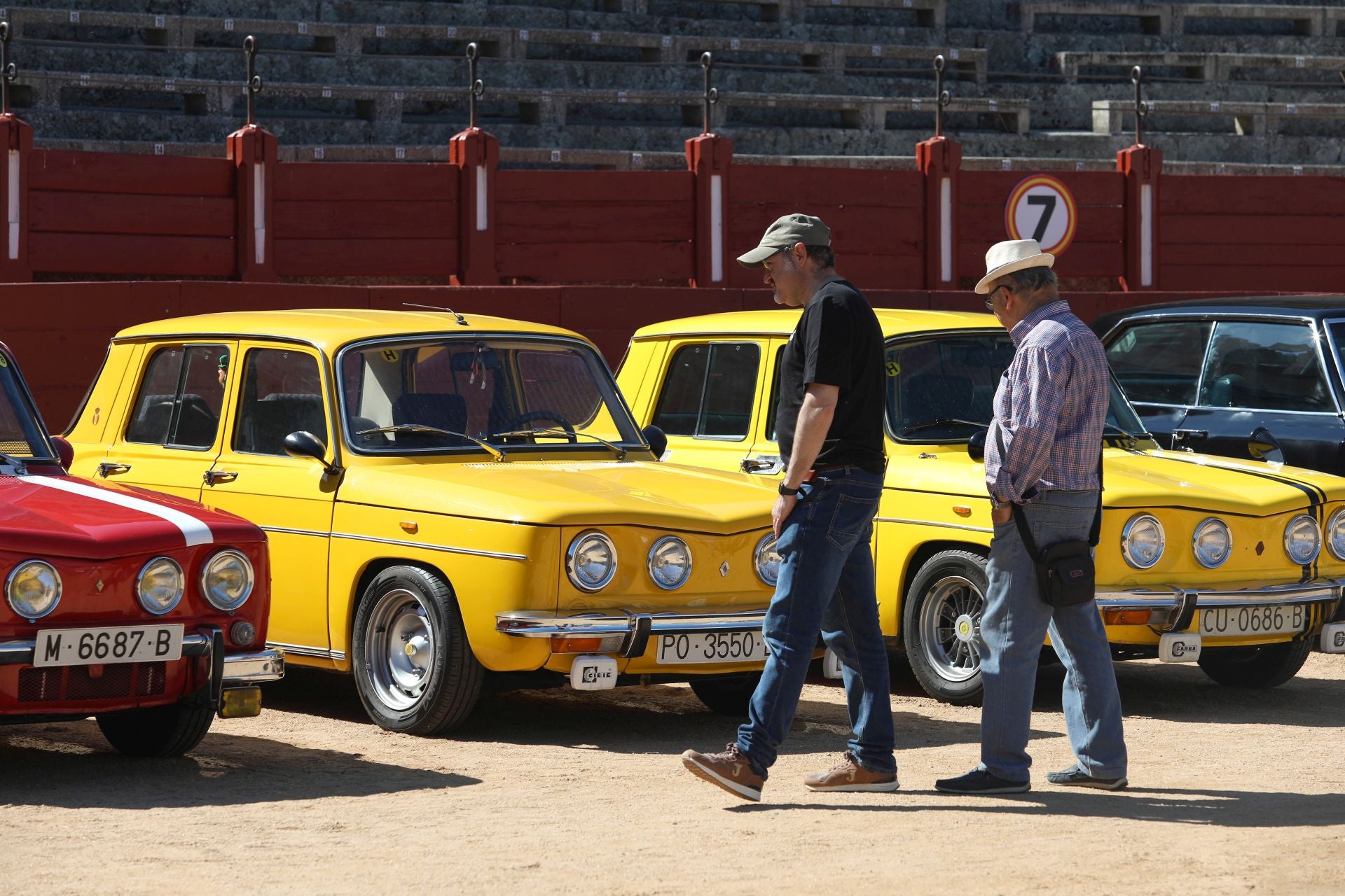 Más de cien coches clásicos se exhiben en Toledo a beneficio de Apanas