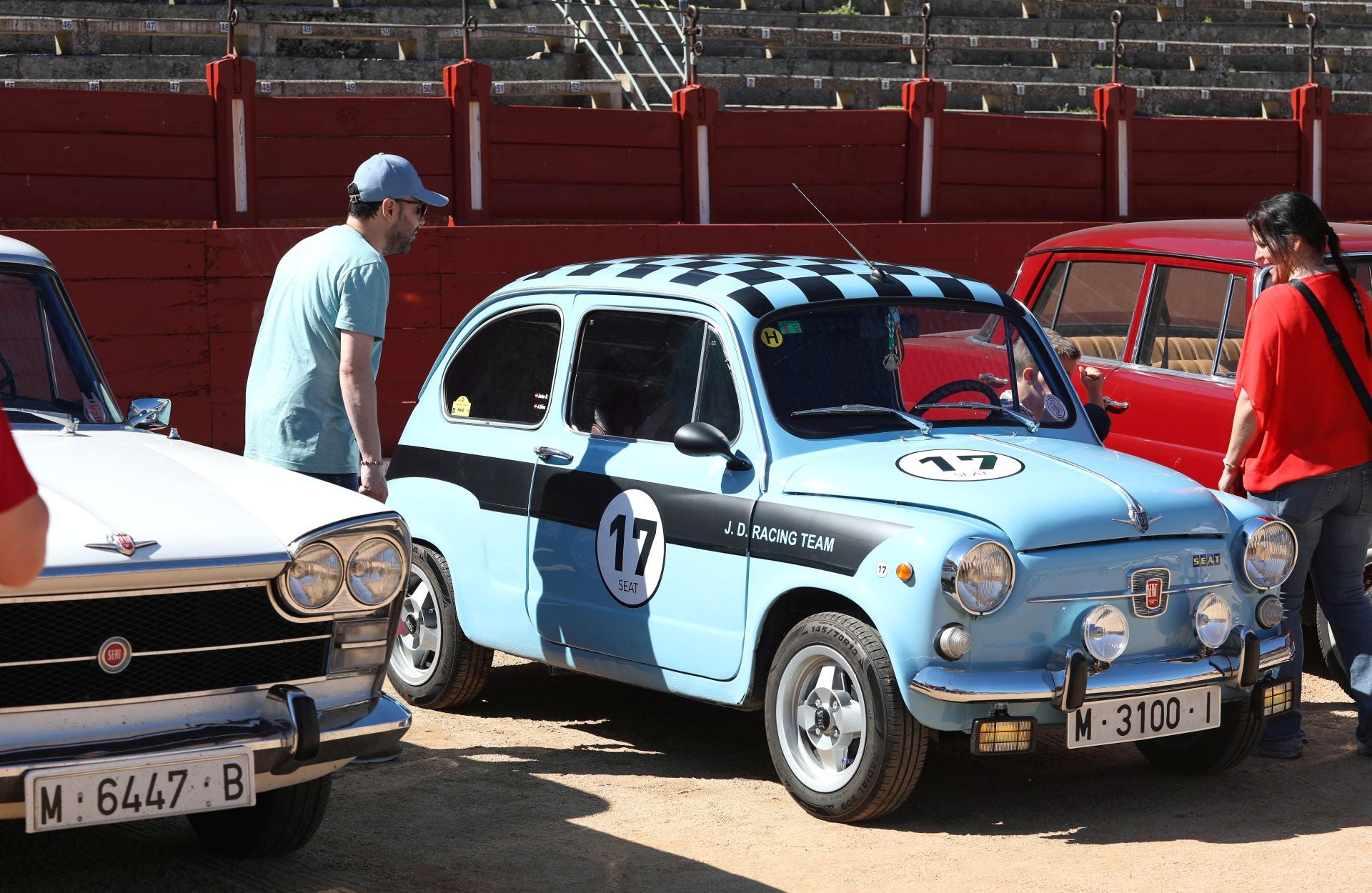 Más de cien coches clásicos se exhiben en Toledo a beneficio de Apanas
