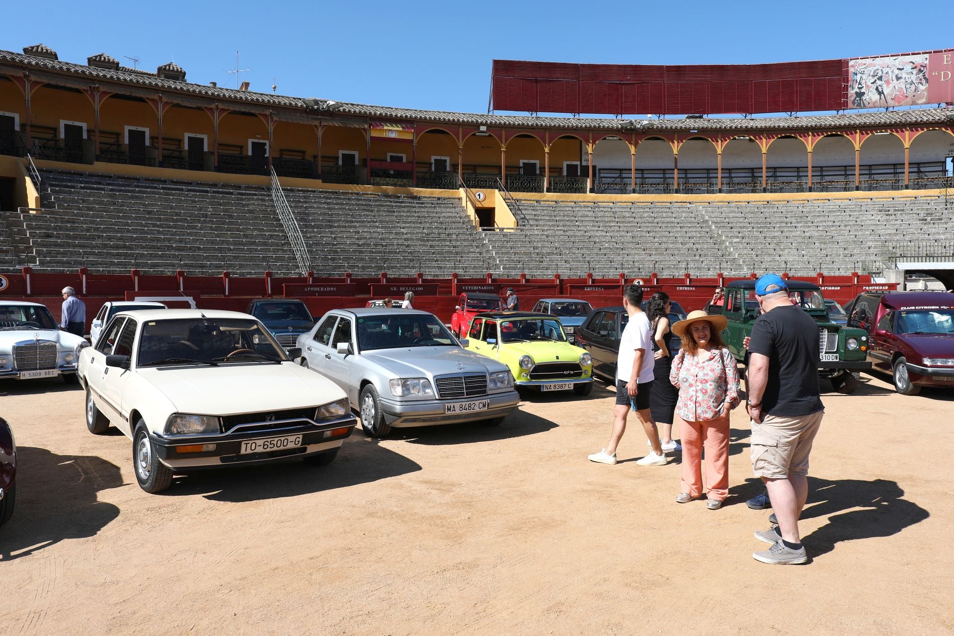Más de cien coches clásicos se exhiben en Toledo a beneficio de Apanas