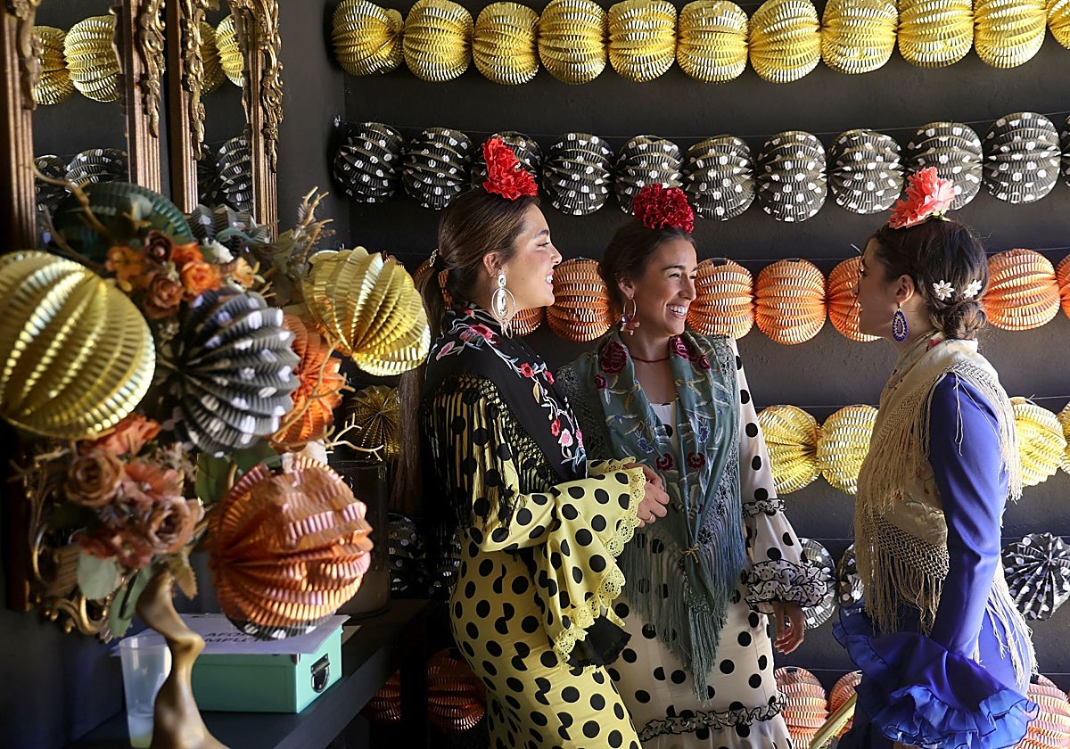 Tres jóvenes en la Feria de Córdoba