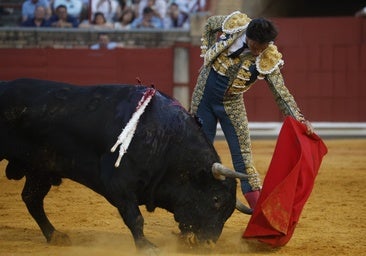 Ambiente de lujo y dos puertas grandes en la corrida de la Feria de Córdoba, en imágenes