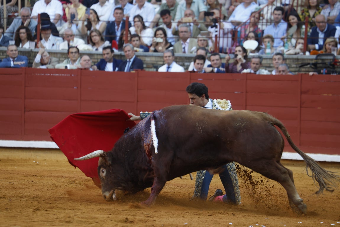 Ambiente de lujo y dos puertas grandes en la corrida de la Feria de Córdoba, en imágenes