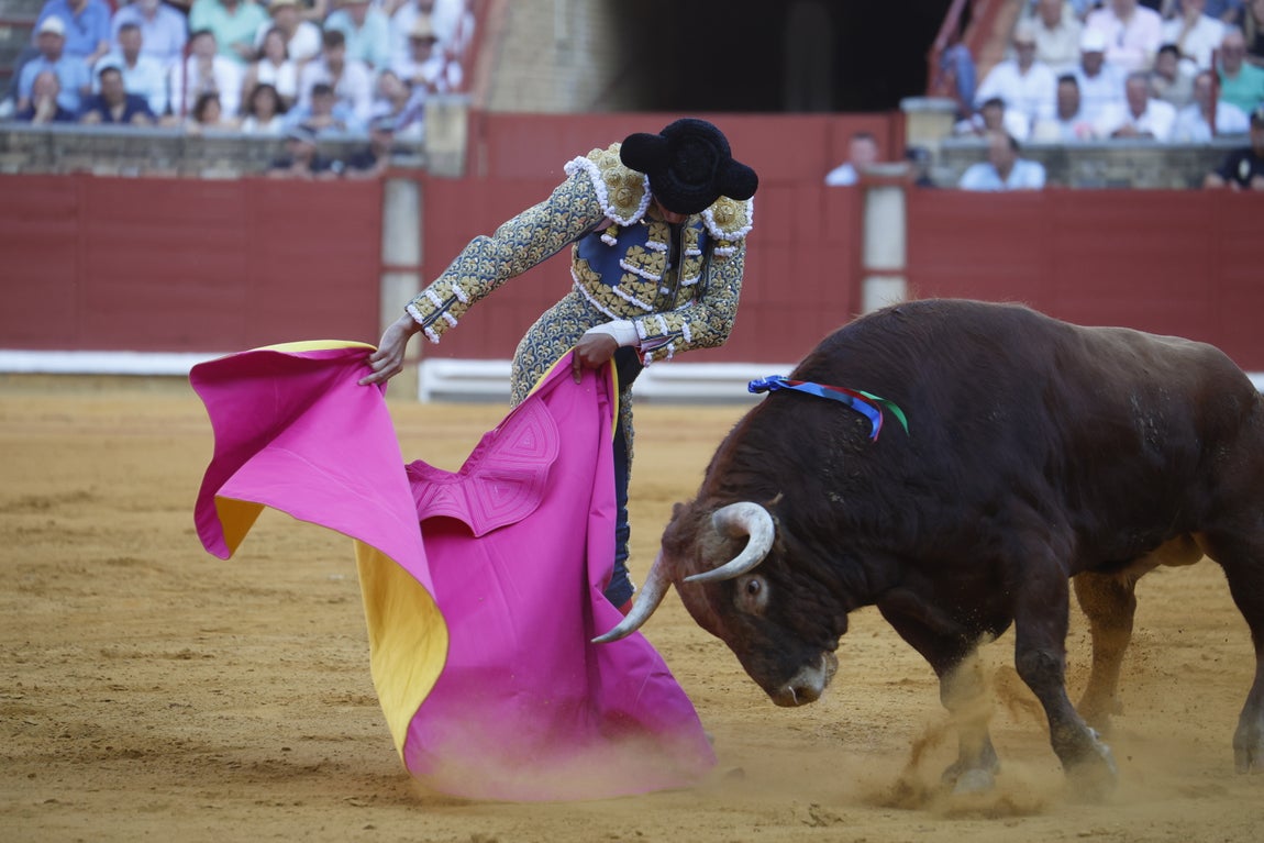 Ambiente de lujo y dos puertas grandes en la corrida de la Feria de Córdoba, en imágenes