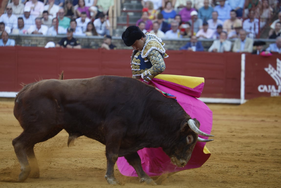 Ambiente de lujo y dos puertas grandes en la corrida de la Feria de Córdoba, en imágenes