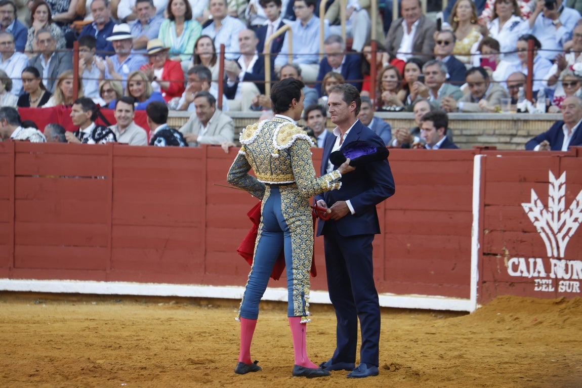 Ambiente de lujo y dos puertas grandes en la corrida de la Feria de Córdoba, en imágenes