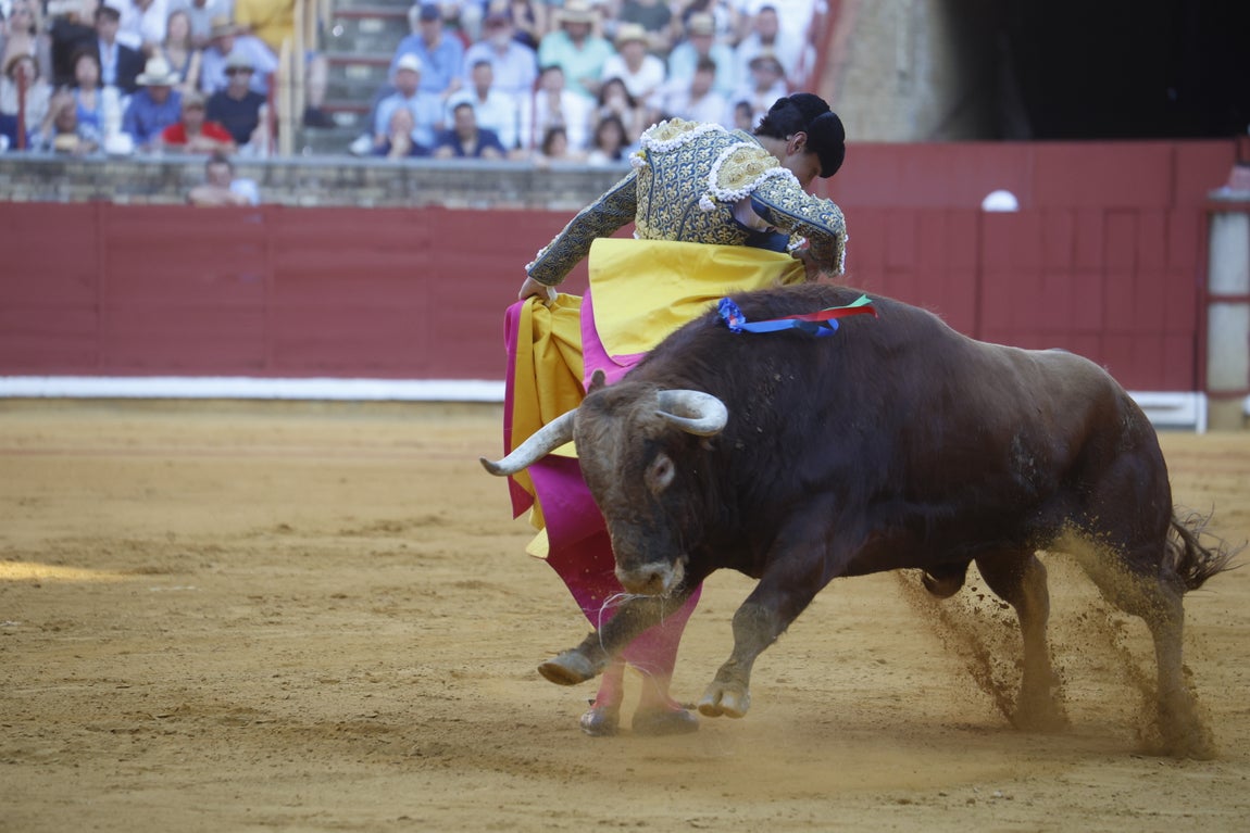 Ambiente de lujo y dos puertas grandes en la corrida de la Feria de Córdoba, en imágenes