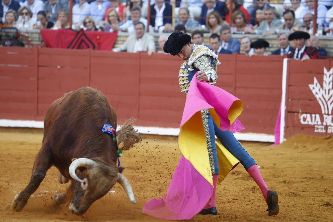 Ambiente de lujo y dos puertas grandes en la corrida de la Feria de Córdoba, en imágenes