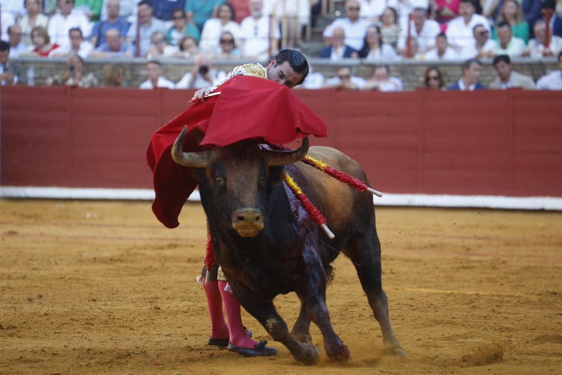 Ambiente de lujo y dos puertas grandes en la corrida de la Feria de Córdoba, en imágenes