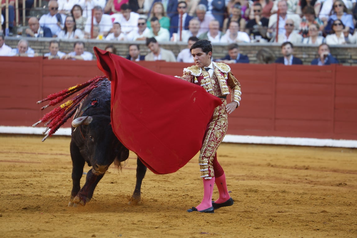 Ambiente de lujo y dos puertas grandes en la corrida de la Feria de Córdoba, en imágenes