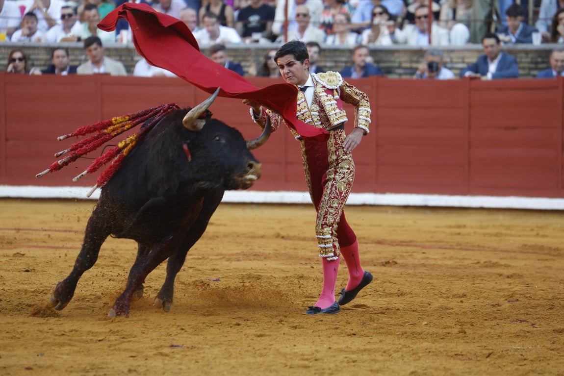 Ambiente de lujo y dos puertas grandes en la corrida de la Feria de Córdoba, en imágenes
