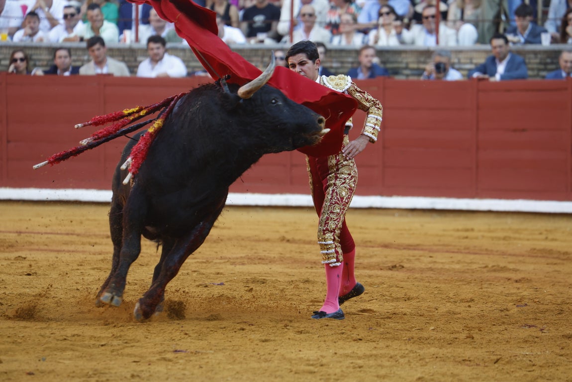 Ambiente de lujo y dos puertas grandes en la corrida de la Feria de Córdoba, en imágenes