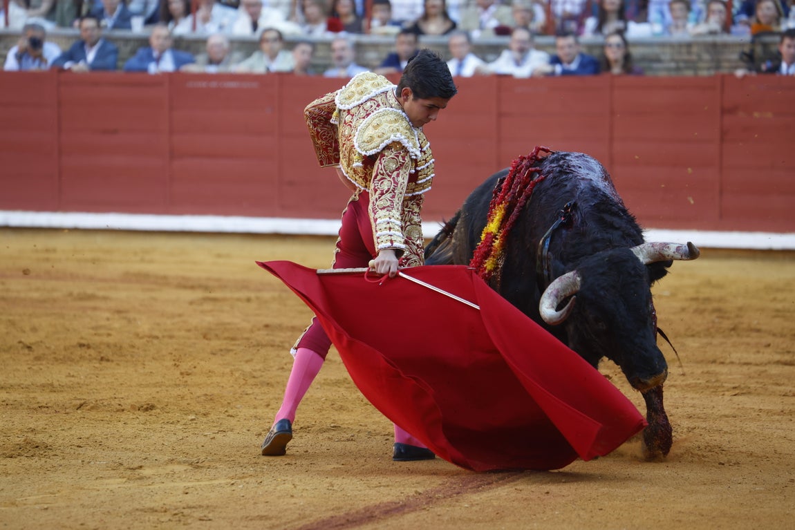 Ambiente de lujo y dos puertas grandes en la corrida de la Feria de Córdoba, en imágenes