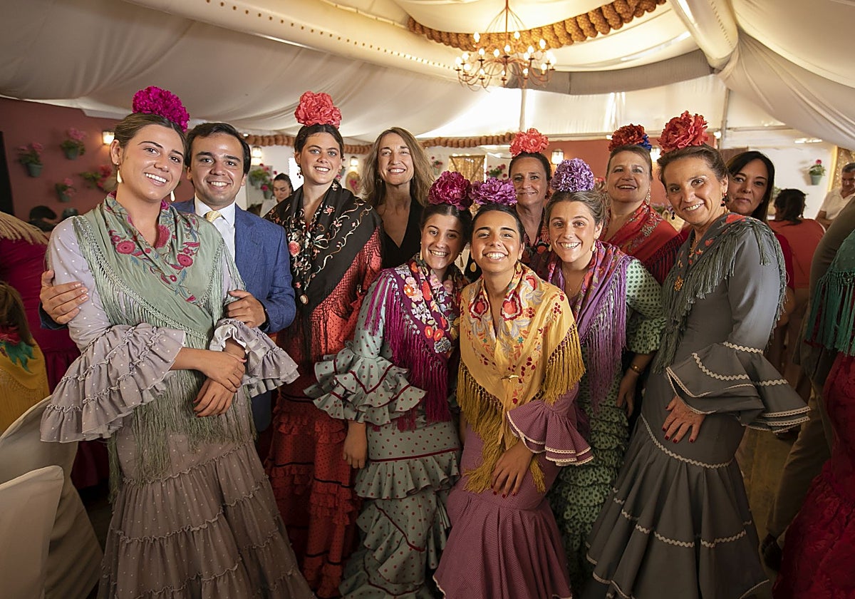 Un grupo de personas en la caseta La Buganvilla