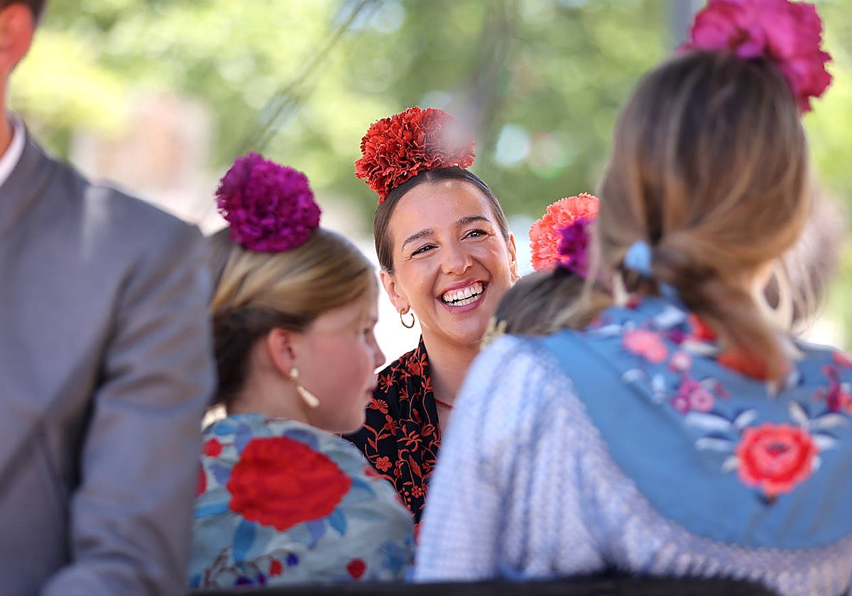 Una mujer, en un coche de caballos con su familia