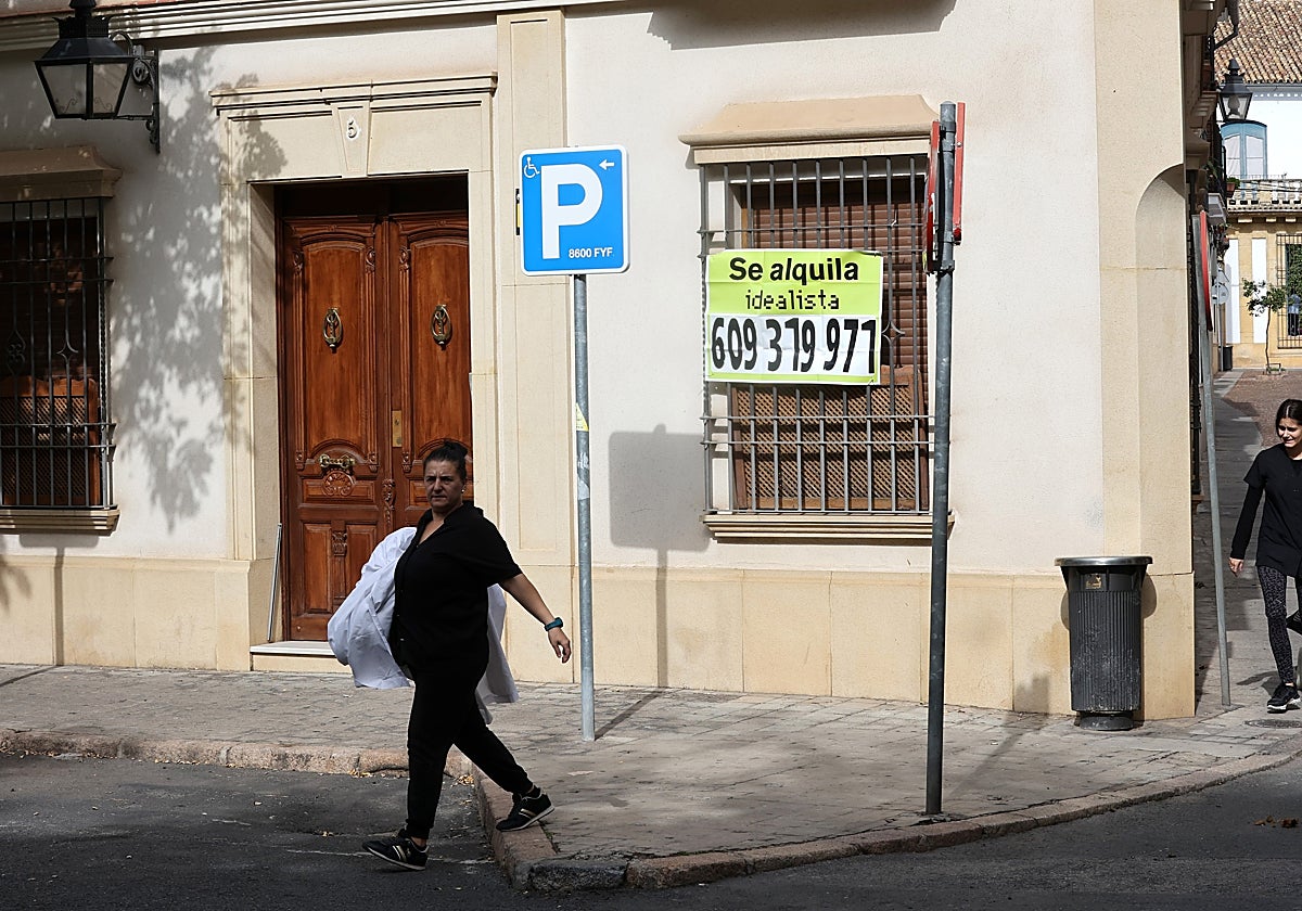 Una vivienda en Córdoba con un cartel de 'Se aqluila'