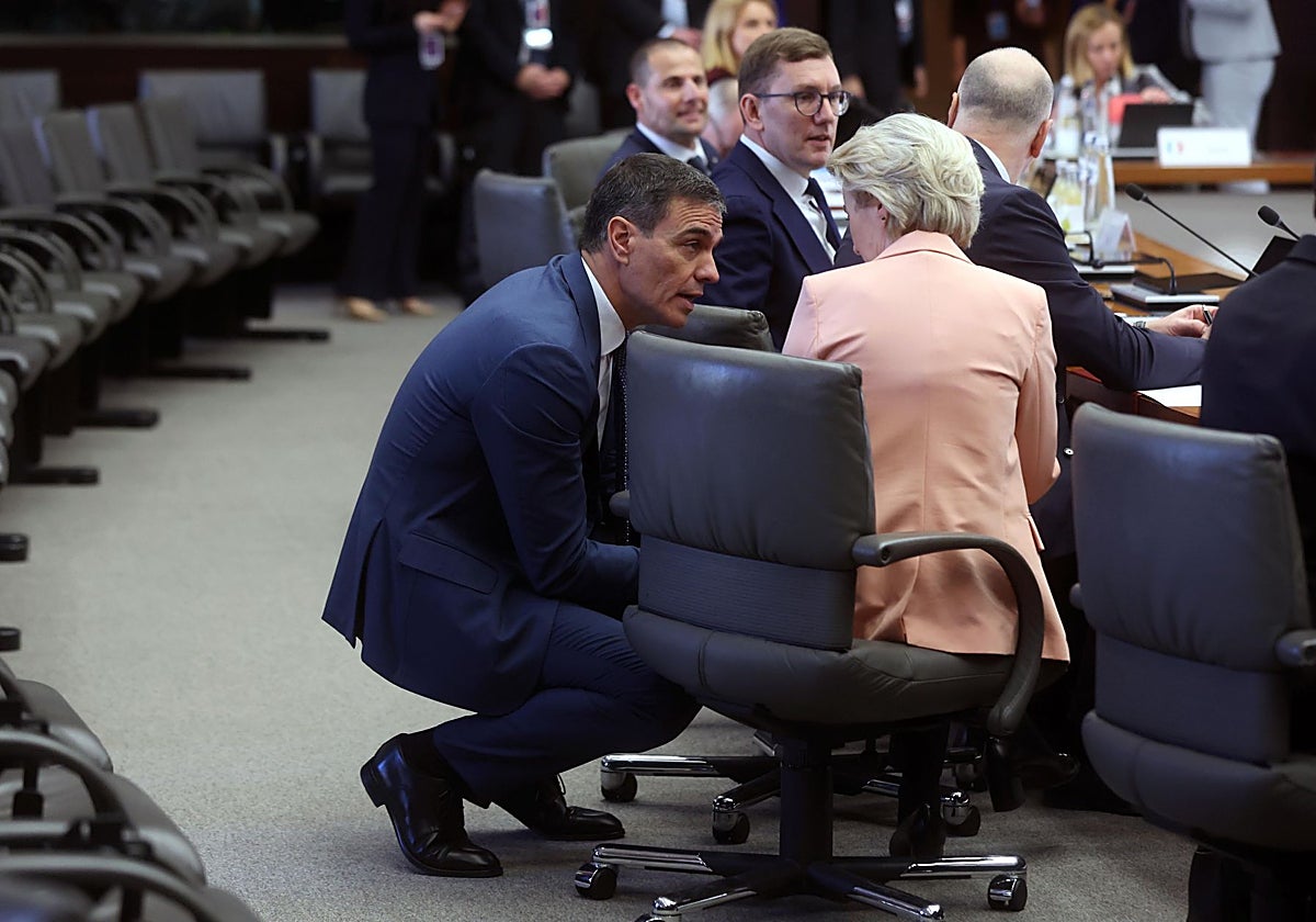 Pedro Sánchez conversando con Ursula von der Leyen en Bruselas