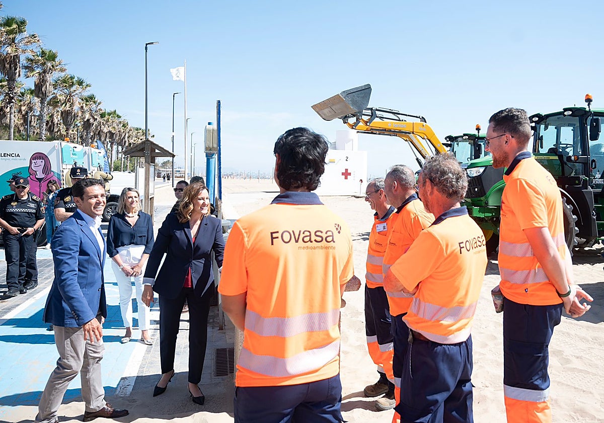 La alcaldesa de Valencia, María José Catalá, junto a los concejales y operarios del dispositivo de playas