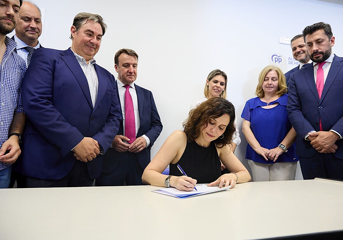 Isabel Díaz Ayuso ha firmado su aval para Feijóo en Alcalá de Henares