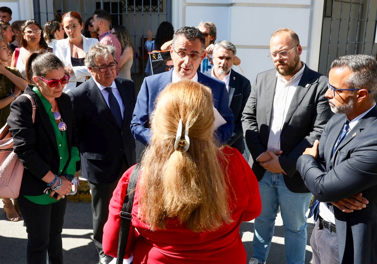 Los eurodiputados y el alcalde de Barbate conversan con la madre de uno de los guardias civiles asesinados
