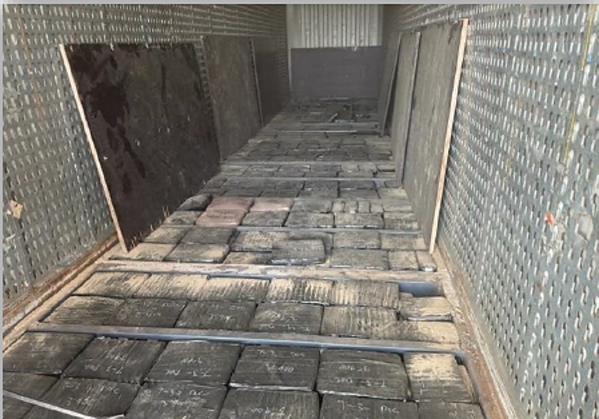 Los fardos de hachís hallados en el interior de uno de los camiones intervenidos