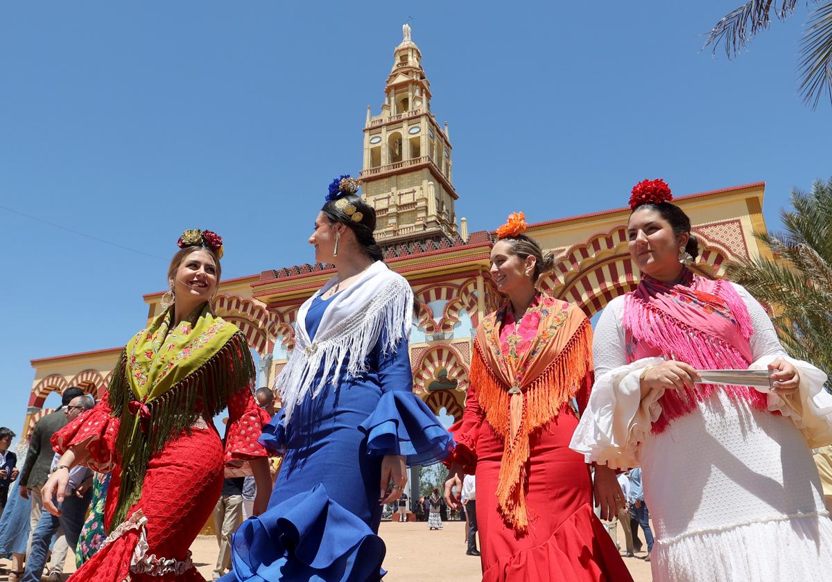 Un grupo de jóvenes entra al recinto ferial durante la jornada del domingo