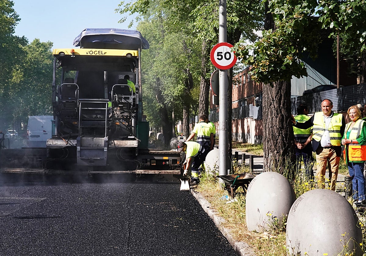 La delegada de Obras, Paloma García Romero, con el concejal de Moratalaz, Nacho Pezuela, en el inicio de la Operación Asfalto 2025