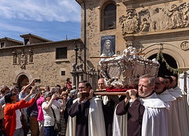 Santa Teresa vuelve al sepulcro tras ser venerada por más de 90.000 peregrinos en Alba de Tormes