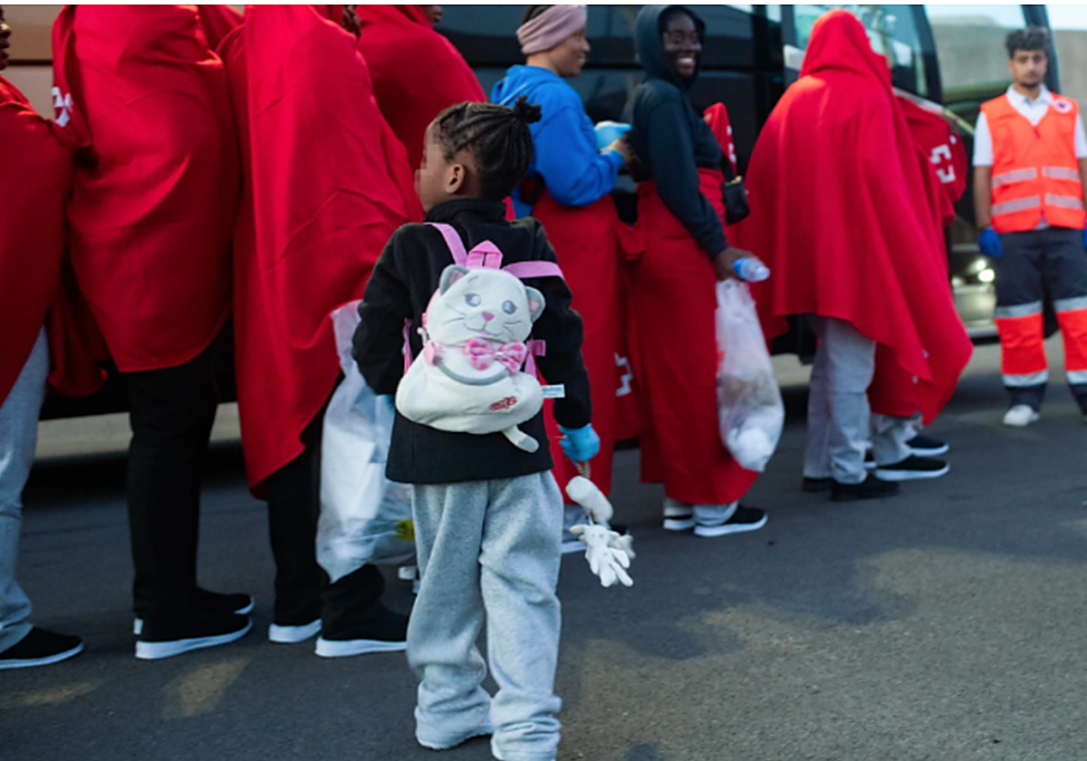 Una niña subsahariana rescatada de una neumática es trasladada desde al muelle de Gran Tarajal, en Fuerteventura