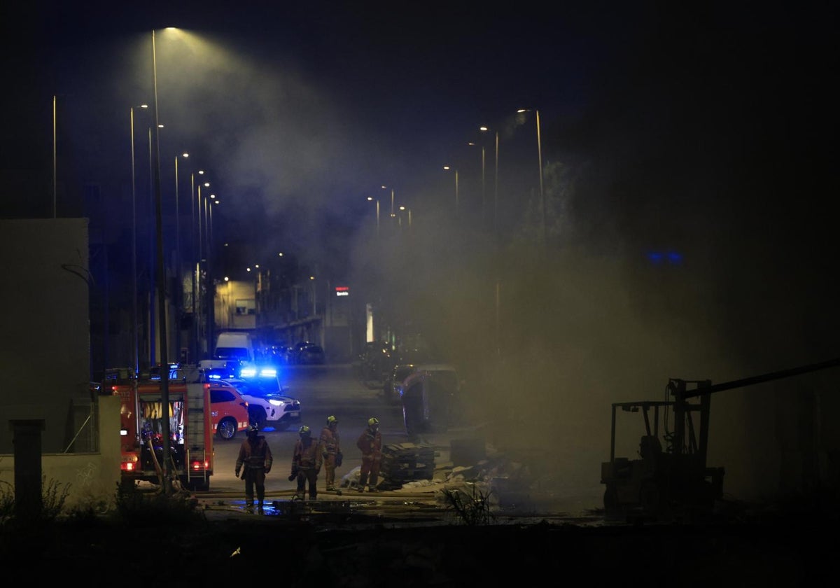 Bomberos trabajan en el incendio en una nave en la localidad valenciana de Torrent