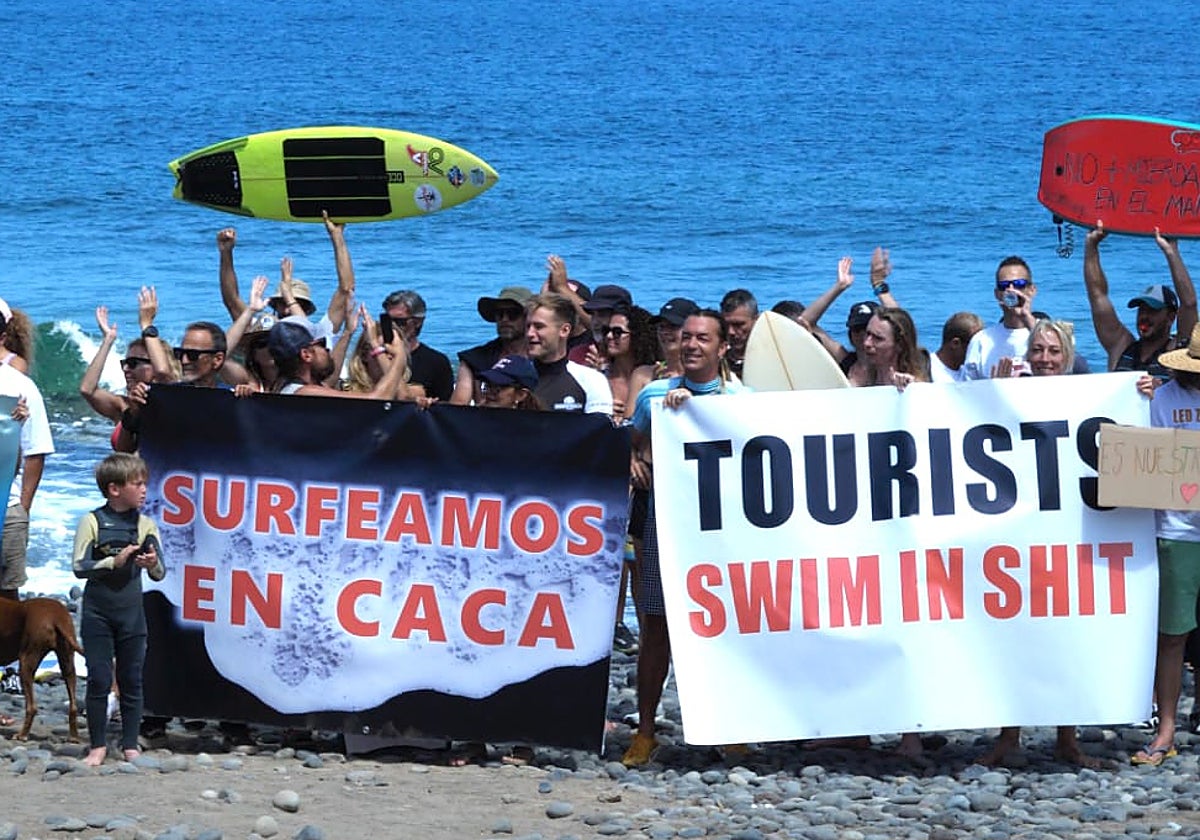 Más de un centenar de personas se movilizan en Tenerife contra los vertidos al mar: «Surfeamos en caca»