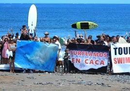 Más de un centenar de personas se movilizan en Tenerife contra los vertidos al mar: «Surfeamos en caca»