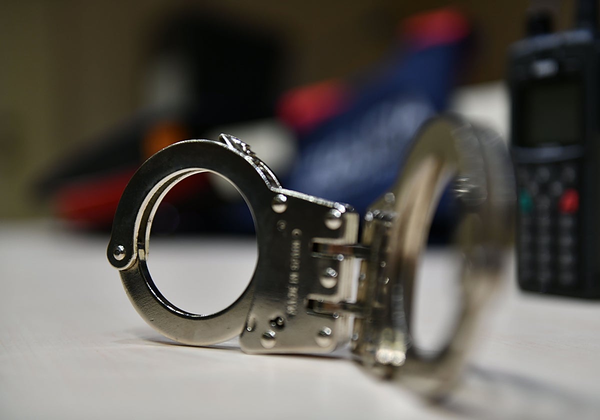 Esposas para trasladar a los detenidos, en una imagen de archivo