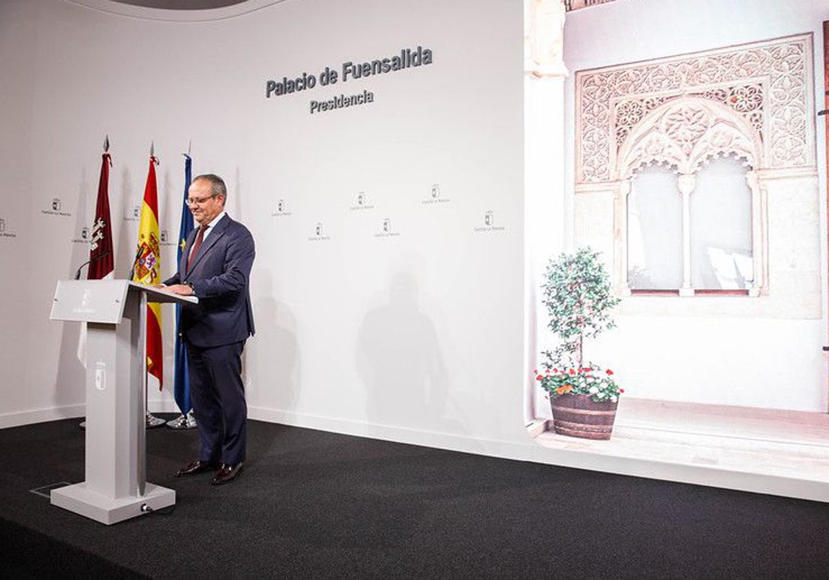 El consejero de Administraciones Públicas, Juan Alfonso Ruiz Molina, durante la rueda de prensa ofrecida en el Palacio de Fuensalida