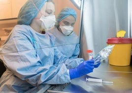 Condenado un padre que se opuso y retrasó el tratamiento contra un cáncer de su hijo, que falleció, en Pamplona