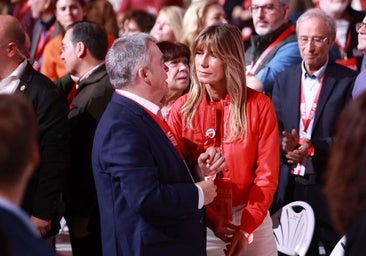 La esposa del presidente del gobierno, Begoña Gómez, junto al secretario de Organización del PSOE, Santos Cerdán, durante el 41 Congreso Federal del PSOE