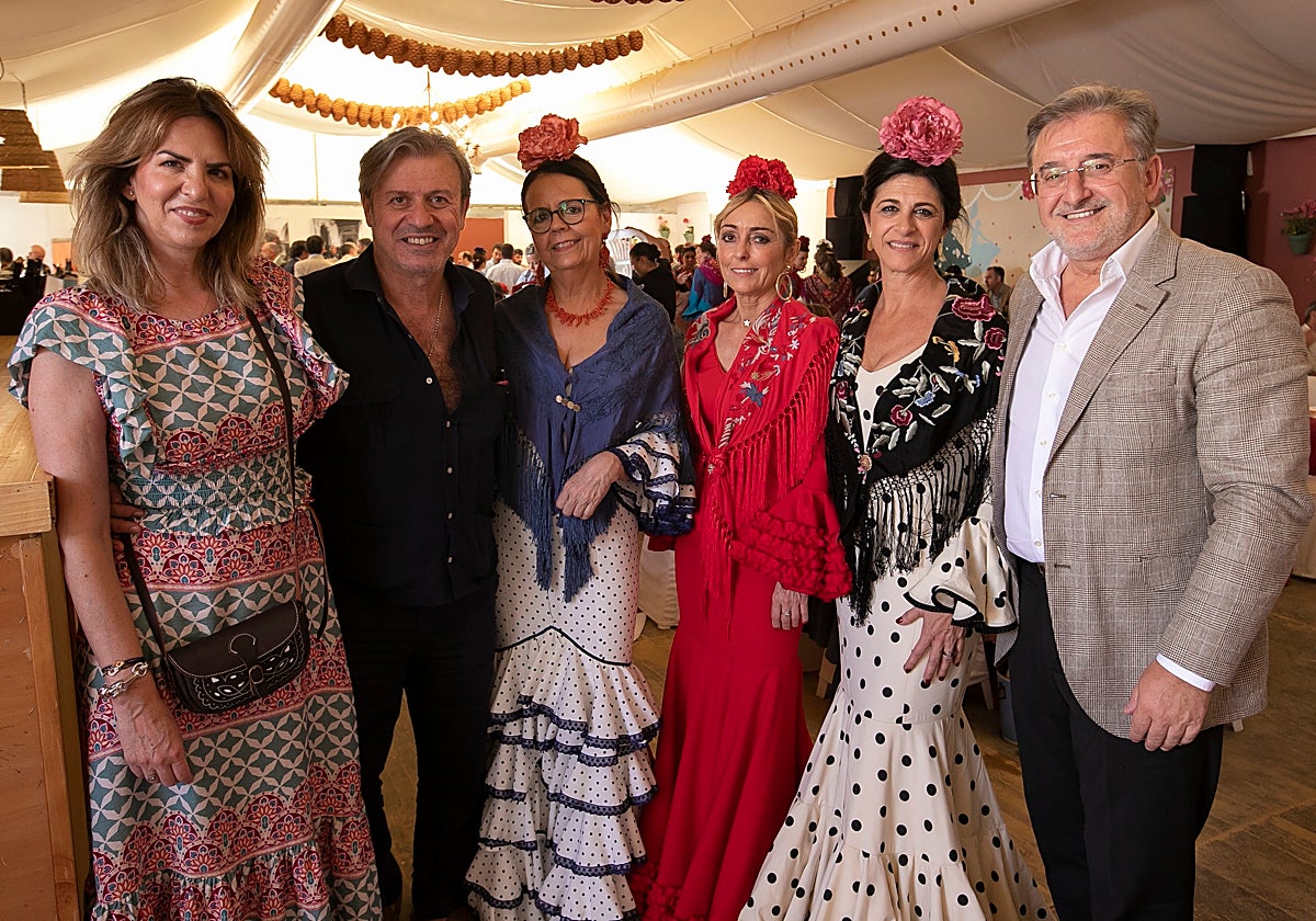 Un grupo posa para ABC en la caseta de la Buganvilla