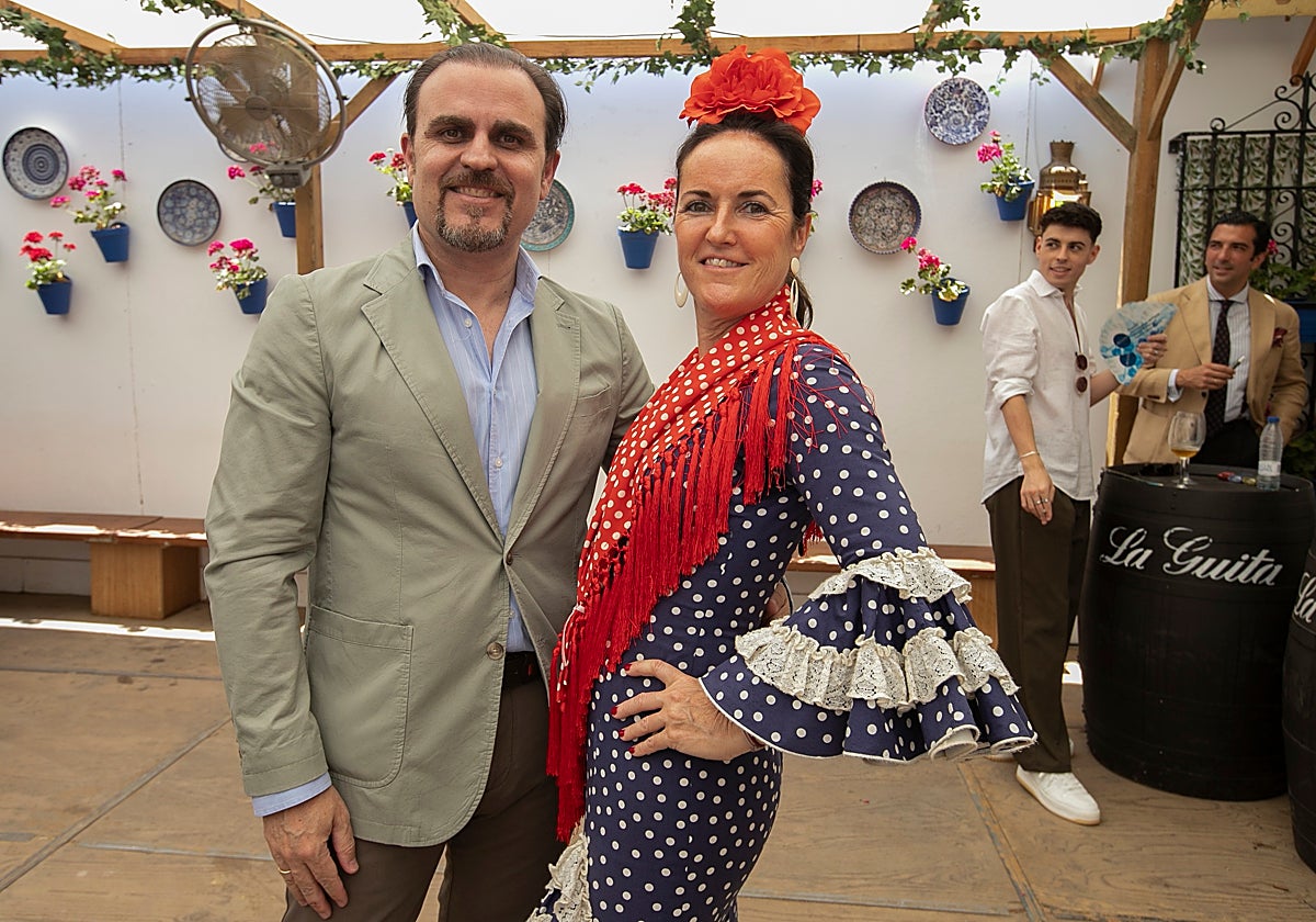 Una pareja posa para ABC este martes de Feria en la caseta del Lagarillo