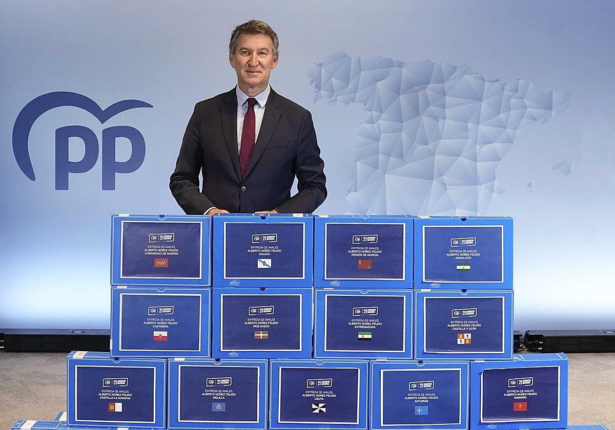 El líder del PP, Alberto Núñez Feijóo, presenta 94.501 avales de militantes