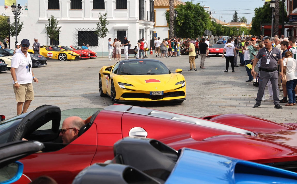 La espectacular concentración de ferraris en Palma del Río, en imágenes