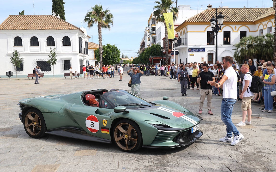 La espectacular concentración de ferraris en Palma del Río, en imágenes