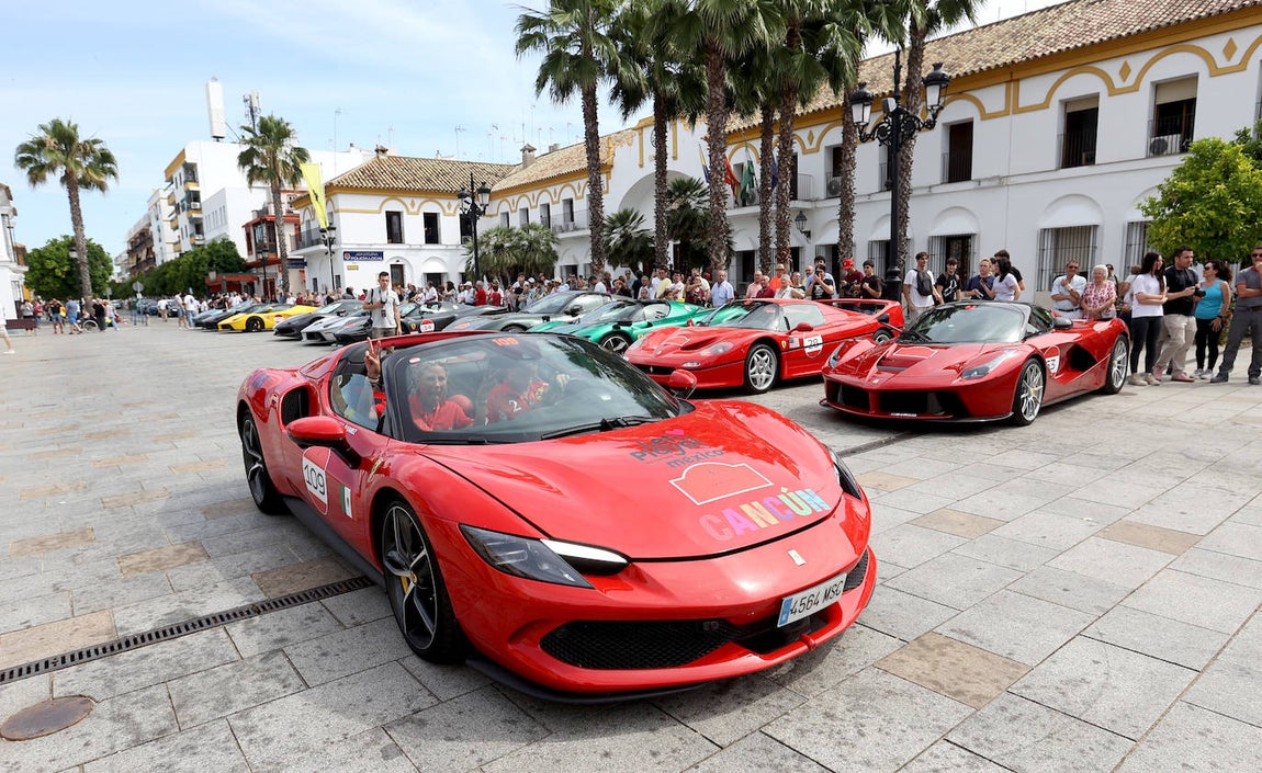 La espectacular concentración de ferraris en Palma del Río, en imágenes