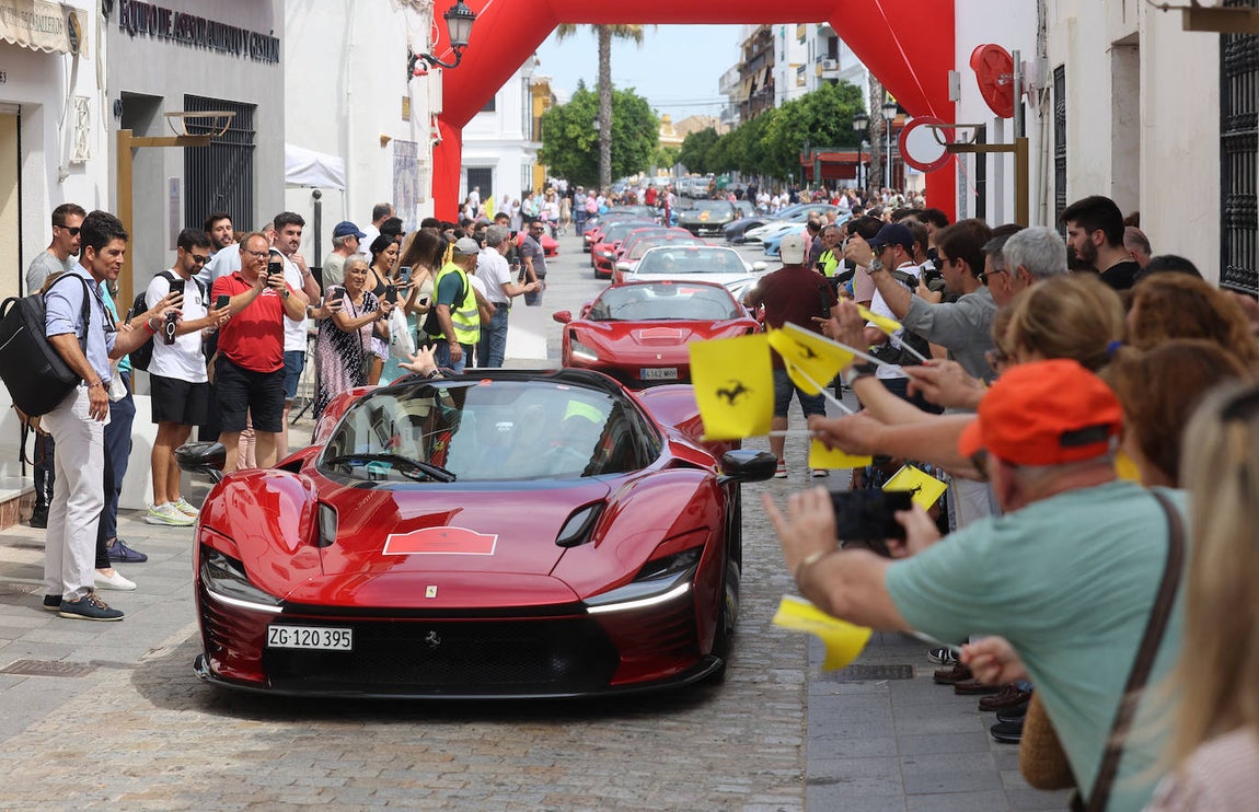 La espectacular concentración de ferraris en Palma del Río, en imágenes
