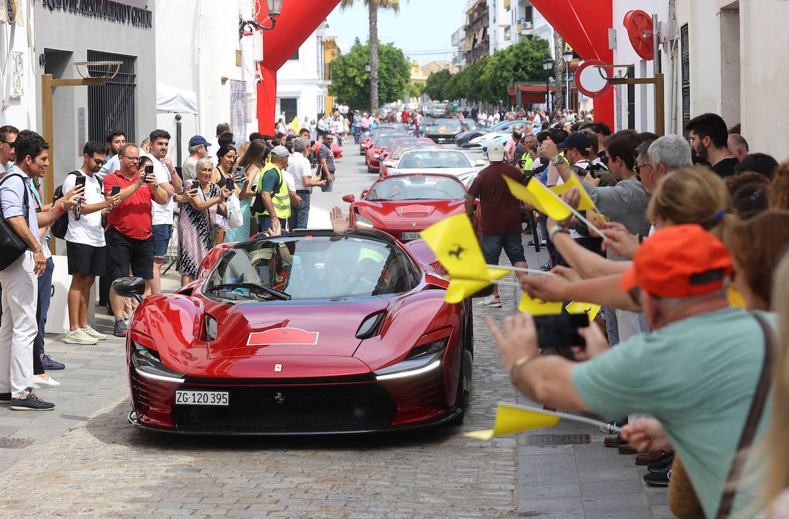 La espectacular concentración de ferraris en Palma del Río, en imágenes