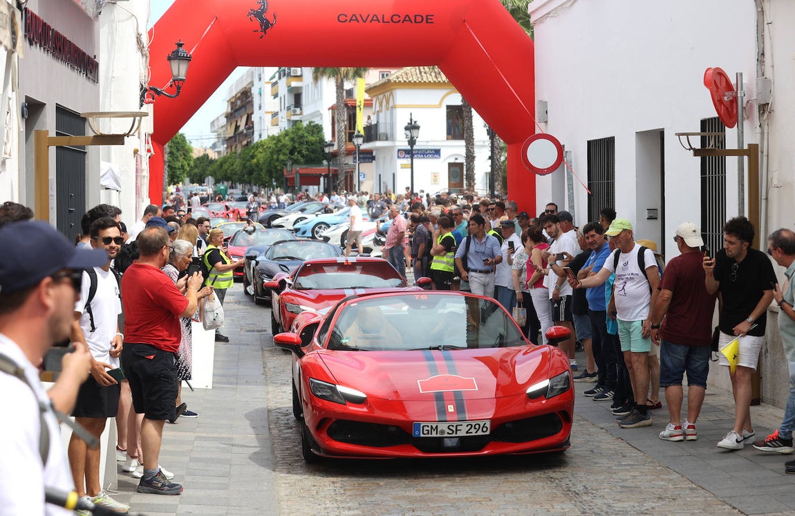 La espectacular concentración de ferraris en Palma del Río, en imágenes