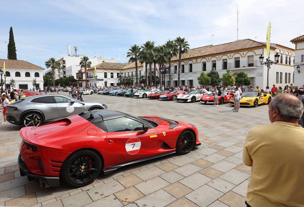 La espectacular concentración de ferraris en Palma del Río, en imágenes